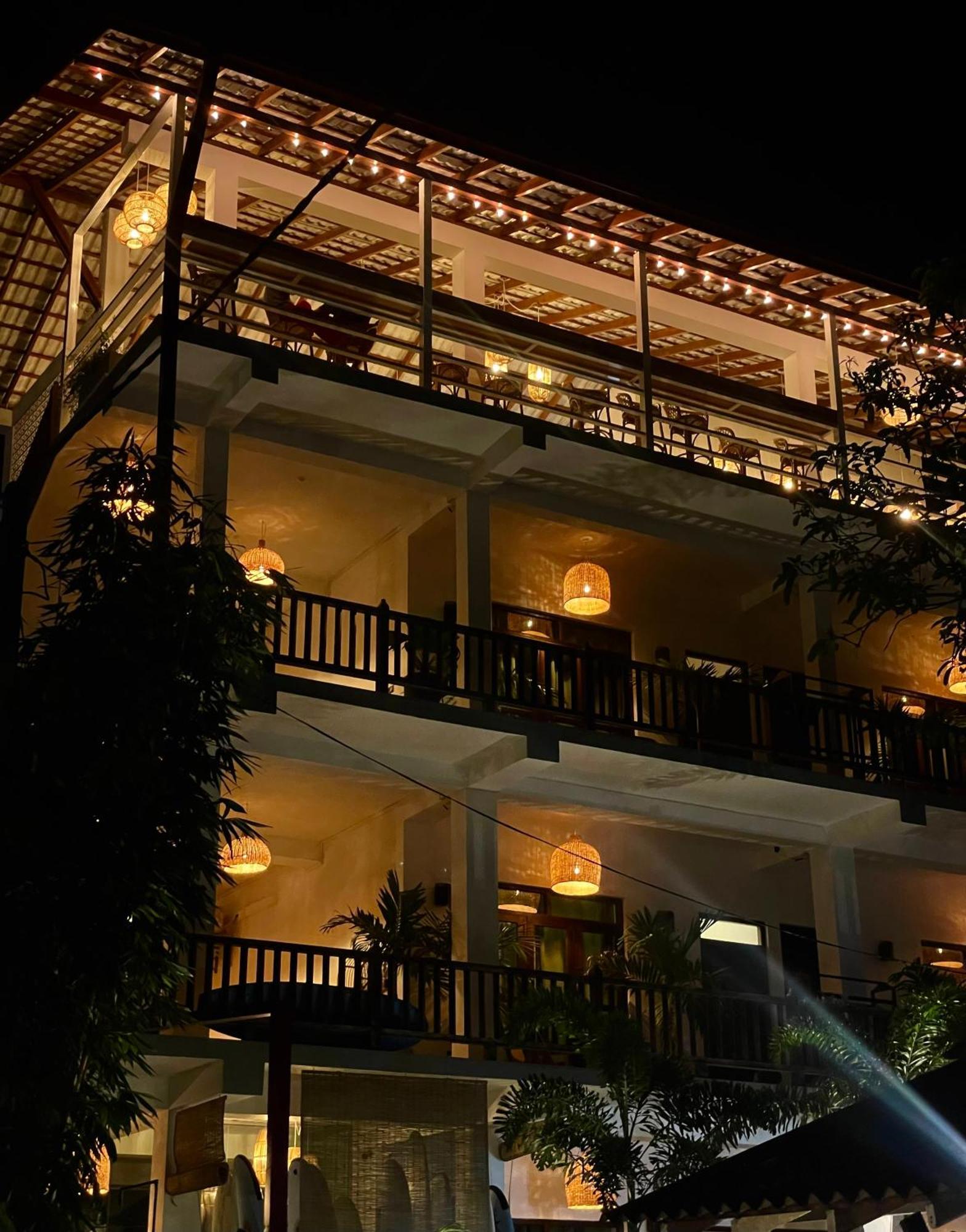 Lucky'S Surf Camp Bed & Breakfast Weligama Exterior photo