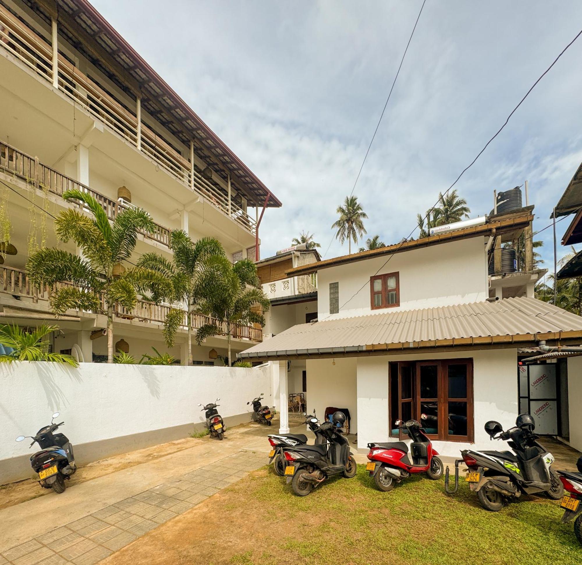 Lucky'S Surf Camp Bed & Breakfast Weligama Exterior photo